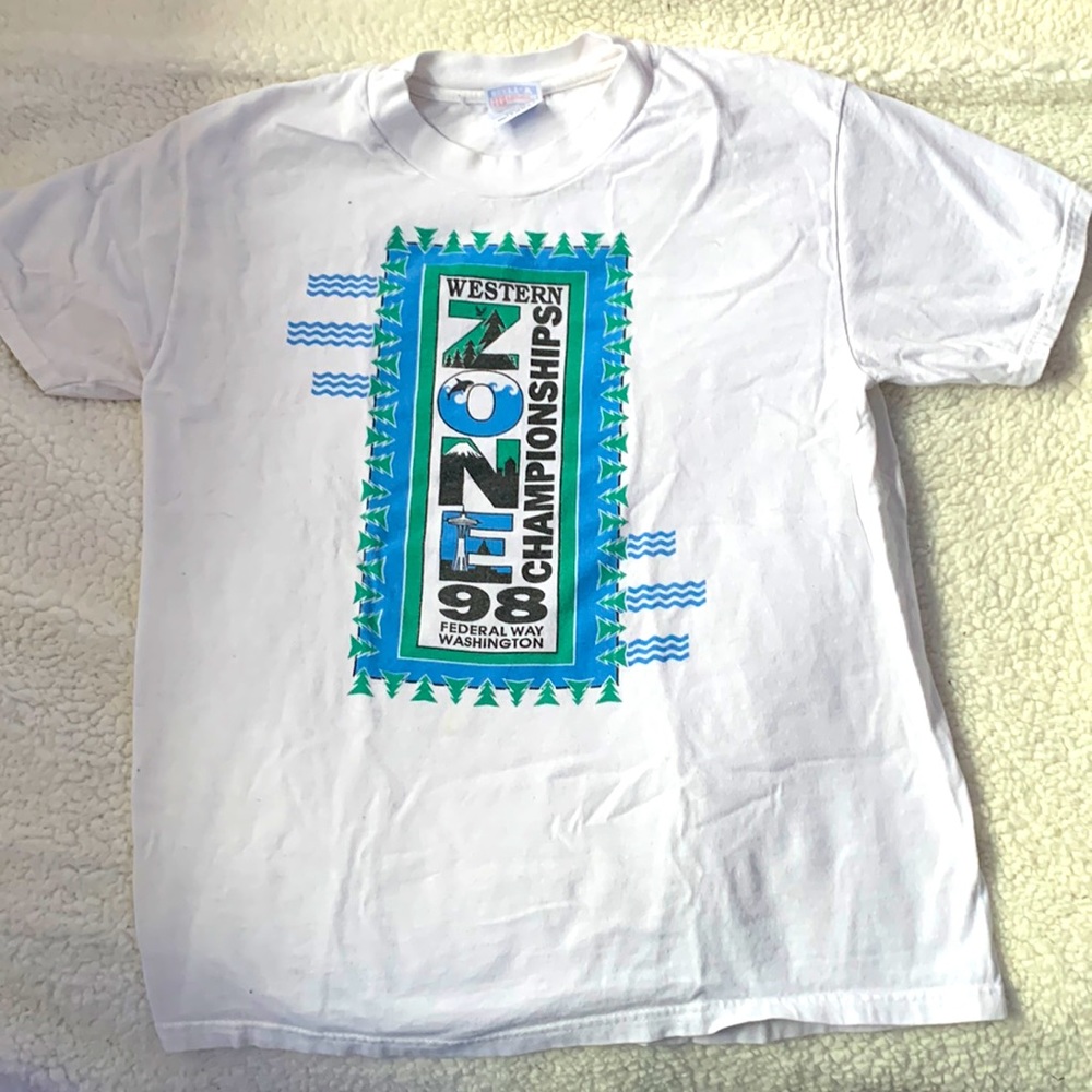 Hanes 100% cotton vintage tee! 🤍